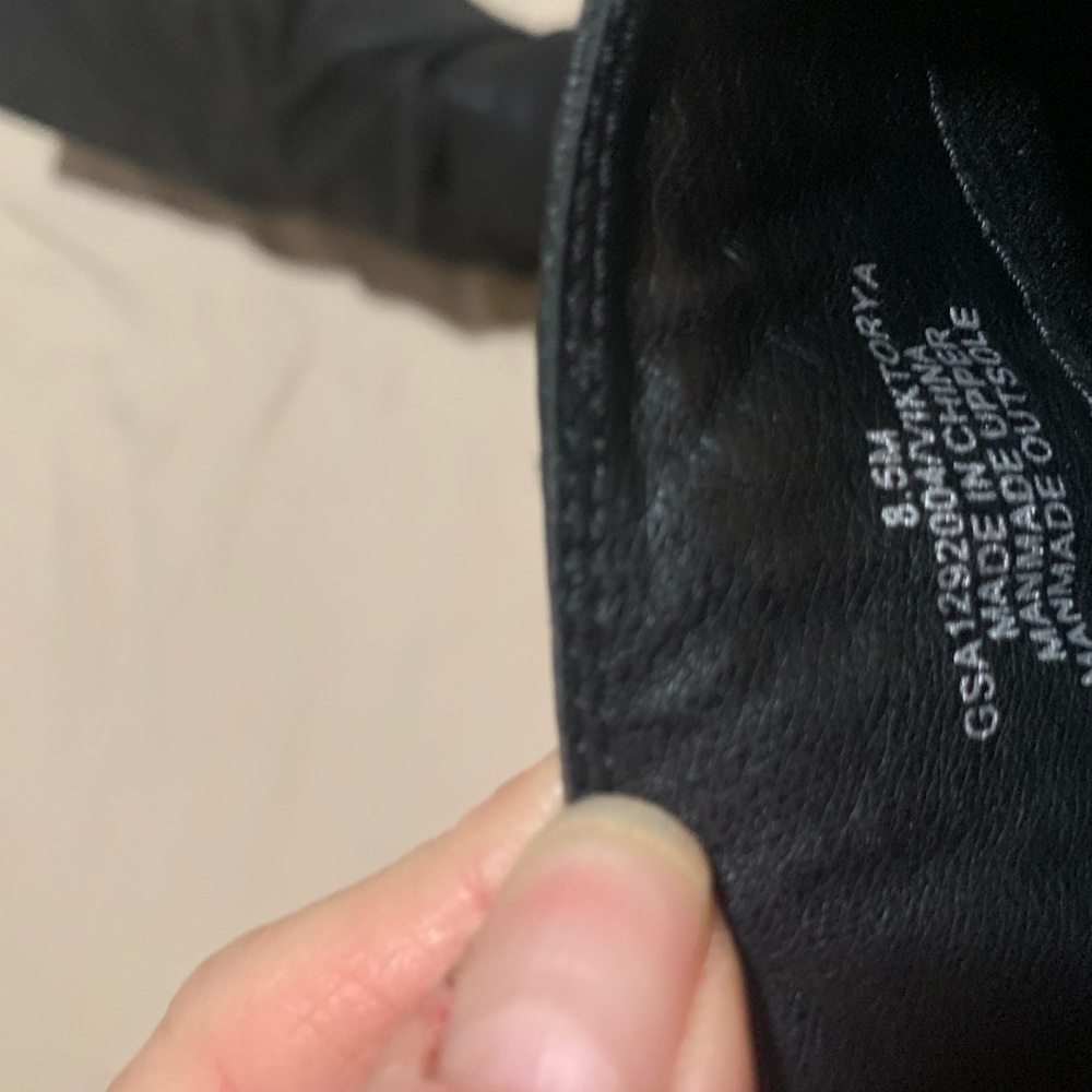 Black ruched boot. - Picture 7 of 7
